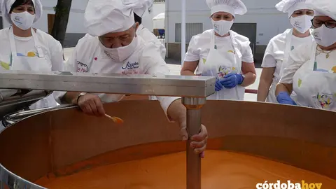 Elaboraci&oacute;n en Ca&ntilde;ete del mayor salmorejo del mundo
