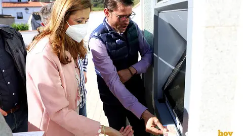 Felisa Ca&ntilde;ete con el primer cajero de la Diputaci&oacute;n en la provincia, instalado en Obejo