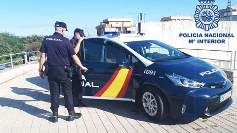 Agentes de la Polic&iacute;a Nacional en su veh&iacute;culo