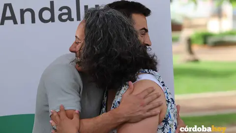 Abrazo entre Jos&eacute; Manuel G&oacute;mez Jurado y Rosa Rodr&iacute;guez