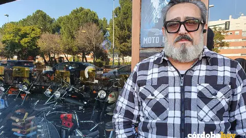 Alfonso S&aacute;nchez Barroso delante de su tienda