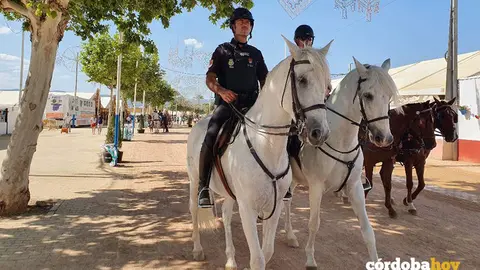 Polic&iacute;a Nacional a caballo por el recinto ferial de C&oacute;rdoba