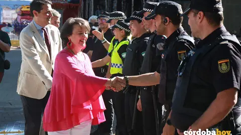 Rafi Valenzuela saluda a agentes policiales en la Feria de C&oacute;rdoba de 2022