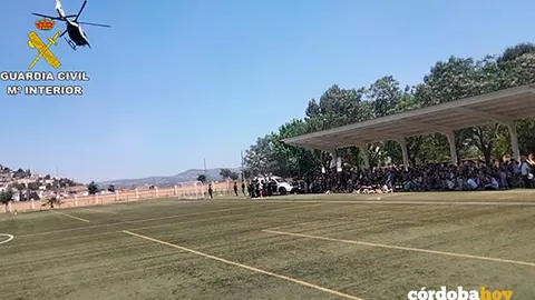 Un helic&oacute;ptero participa en una demostracion medios de la Guardia Civil ante alumnos de un municipio cordob&eacute;s