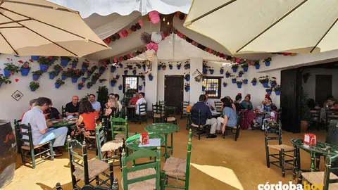 Clientela disfrutando de uno de los patios que tienen las casetas de Feria en mayo de 2022