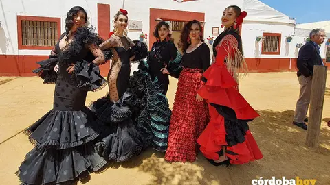 Pepa Serrano (segunda por la derecha) con cuatro de sus dise&ntilde;os en la Feria