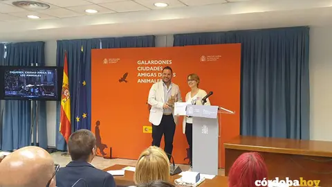 El gerente de Sadeco, Francisco Jos&eacute; Ruiz Rodr&iacute;guez, recoge el premio