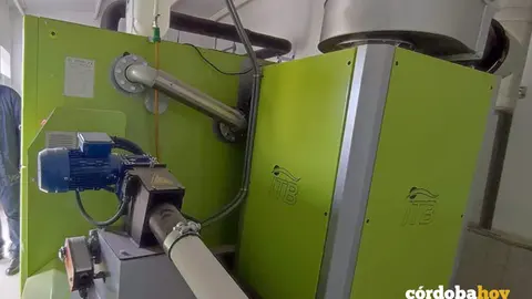 Una de las calderas de biomasa instaladas