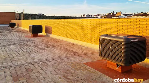 Bioclimatizadores de refrigeraci&oacute;n diab&aacute;tica en un centro educativo cordob&eacute;s, en una imagen de archivo