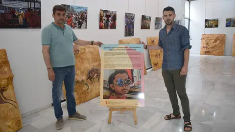 Ram&oacute;n Hern&aacute;ndez y Antonio Cobos preparando la exposici&oacute;n