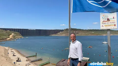 El candidato de Ciudadanos (Cs) por C&oacute;rdoba a las elecciones del pr&oacute;ximo 19 de junio, &Aacute;ngel Pimentel, en la playa de La Bre&ntilde;a