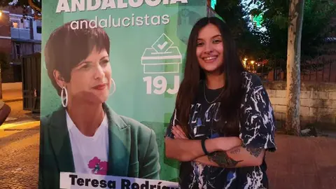 Marta S&aacute;nchez junto a un cartel de propaganda de Teresa Rodr&iacute;guez