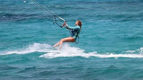 <p> El KiteSurf, el deporte estrella del verano en Andaluc&iacute;a </p>