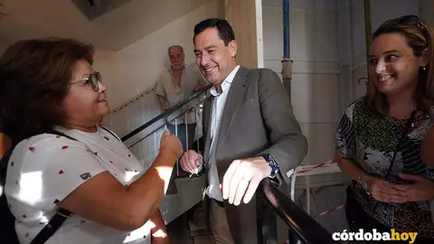 Juanma Moreno con vecinos