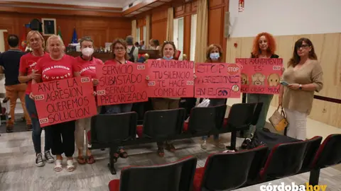 Las representantes de las trabajadoras de ayuda a domicilio en el Pleno de hoy