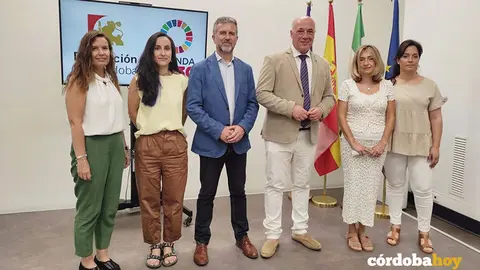 El presidente de la Diputaci&oacute;n de C&oacute;rdoba, Antonio Ruiz (tercero por la izda.), junto al presidente del IPBS y las responsables de las entidades colaboradoras en el desarrollo de proyectos dirigidos a personas refugiadas