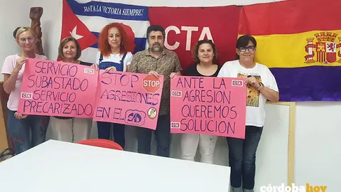 Rafael del Castilla con las representantes de las trabajadoras de la ayuda a domicilio