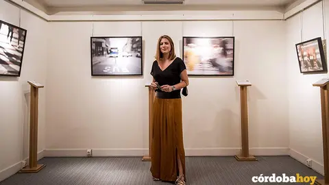 Victoria Adame, rodeada de varias de las fotograf&iacute;as que expone en el Museo Tiflol&oacute;gico