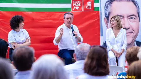 El candidato del PSOE-A a la Junta de Andaluc&iacute;a, Juan Espadas, en un encuentro en Pozoblanco con vecinos y ganaderos