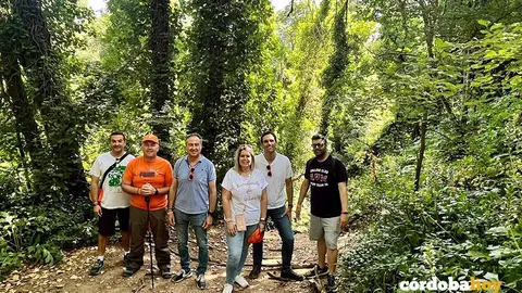 El cabeza de lista de Cs por C&oacute;rdoba, &Aacute;ngel Pimentel, en un paseo por el entorno del arroyo Bejarano