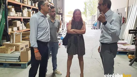 Marina Bravo y &Aacute;ngel Pimentel (izda.) durante la visita a una empresa en Puente Genil