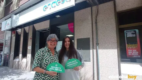 La senadora Pilar Gonz&aacute;lez y Marta S&aacute;nchez ante una sucursal de Endesa en C&oacute;rdoba