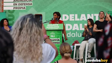 Marta S&aacute;nchez (sentada a la derecha) escucha el mitin de cierre de campa&ntilde;a de Teresa Rodr&iacute;guez