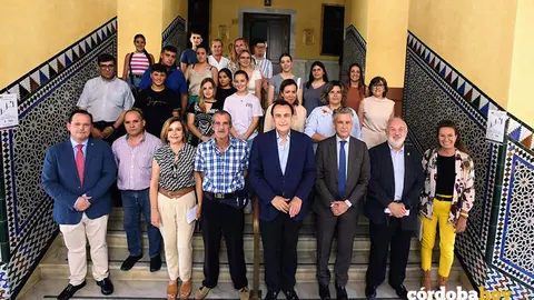Representantes de la UCO, 'la Caixa', el Consejo Social de la UCO y de la asociaci&oacute;n vecinal con los alumnos becados de Las Palmeras