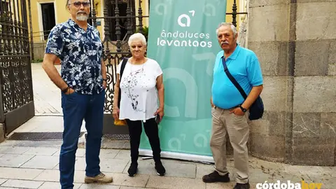 Manuel Ortega junto a Conchi a las puertas de Vimcorsa