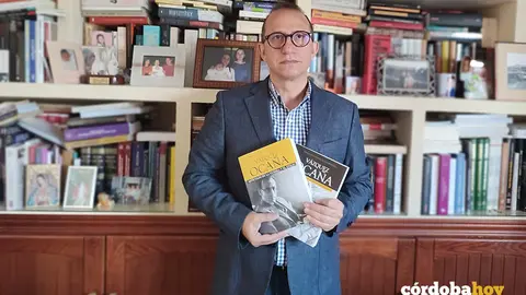 Paco Exp&oacute;sito con sus libros dedicados a V&aacute;zquez Oca&ntilde;a