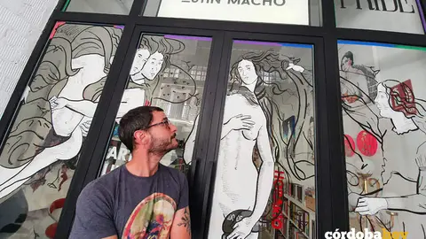 Rub&eacute;n S&aacute;nchez, posa en su escaparate con orgullo de Ostin Macho