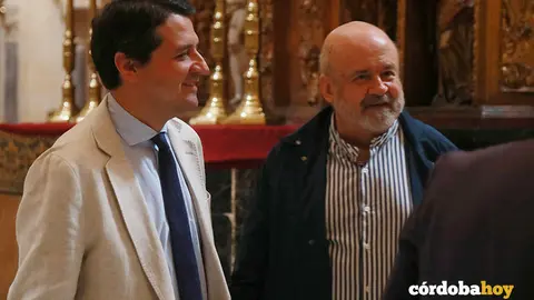 Jos&eacute; Mar&iacute;a Bellido y el profesor Fernando Vald&eacute;s en la Mezquita-Catedral FOTO RAFA MELLADO SENIOR