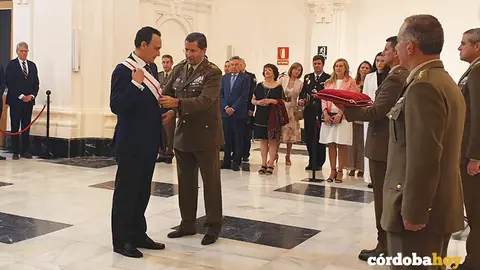  Imposici&oacute;n al rector de la UCO de la Gran Cruz al M&eacute;rito Militar con distintivo blanco