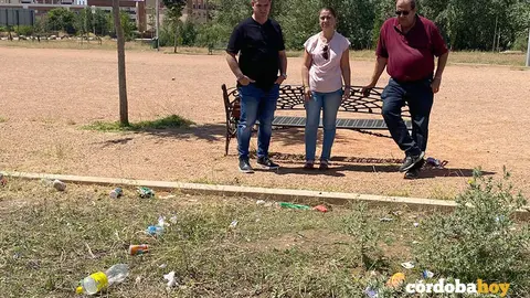 Pedro Garc&iacute;a, Irene Ruiz y Paco Bellido contemplan la basuraleza en el nuevo Parque de Levante
