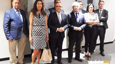 Joseba Barrena y Antonio D&iacute;az (centro), junto a otros responsables de Cajasur y CECO