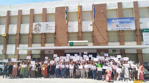 Concentraci&oacute;n de la comunidad educativa a las puertas del IES Averroes, en el Sector Sur