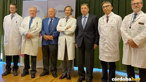 Luis Planas (tercero por la derecha) en su visita al Imibic de C&oacute;rdoba