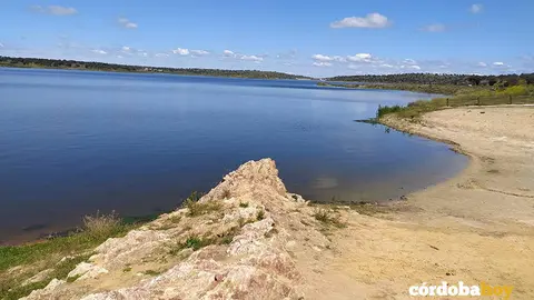 El embalse de La Colada, visto desde la playa
