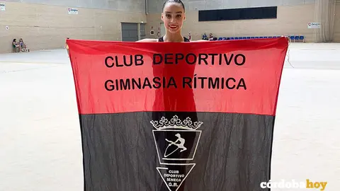 Noa &Aacute;mber &Aacute;lvarez con el estandarte de su equipo