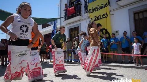 Carreras de saco femenina en las Olimpiadas Rurales de A&ntilde;ora 2022