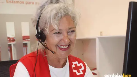Una voluntaria de Cruz Roja realiza una llamada de seguimiento
