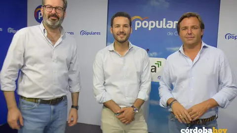 El alcalde de San Sebasti&aacute;n de los Ballesteros, Francisco Javier Maestre, entre Adolfo Molina (izda.) y Antonio Repullo