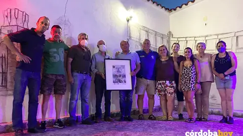 Acto de entrega del cartel conmemorativo de la celebraci&oacute;n al Alcalde de Belalc&aacute;zar, Francisco Luis Fern&aacute;ndez Rodr&iacute;guez, por parte de representantes de las siete asociaciones locales que se encargar&aacute;n de organizar el evento