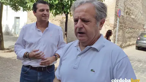 Salvador Fuentes atiende a los periodistas en presencia de Jos&eacute; Mar&iacute;a Bellido