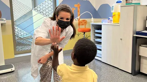 La doctora Jim&eacute;nez y el peque&ntilde;o Taariq en consulta de revisi&oacute;n tras la intervenci&oacute;n