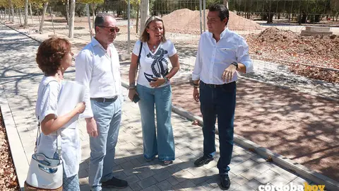 Bellido (dcha.), junto a Alb&aacute;s y &Aacute;lvarez, en la visita a las obras del circuito de El Tablero