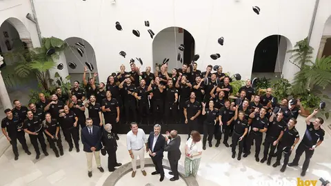 Los 50 nuevos y nuevas agentes celebran su incorporaci&oacute;n de pleno derecho arrojando las gorras al aire FOTO PATRICIA CACHINERO