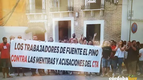 Participantes en la contramanifestaci&oacute;n de Santaella FOTO CTA