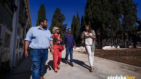 Mar&iacute;a Luisa G&oacute;mez (derecha) visita las obras en el cenenterio de Nuestra Se&ntilde;ora de la Salud FOTO PATRICIA CACHINERO