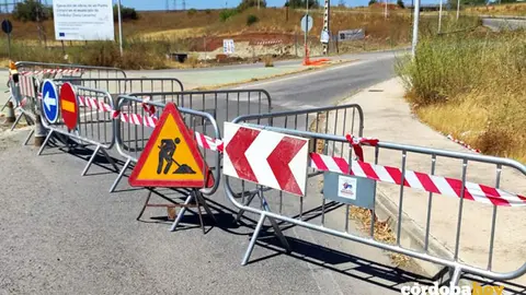 Carretera cortada por hundimiento debido a las obras del punto limpio de Alcolea
